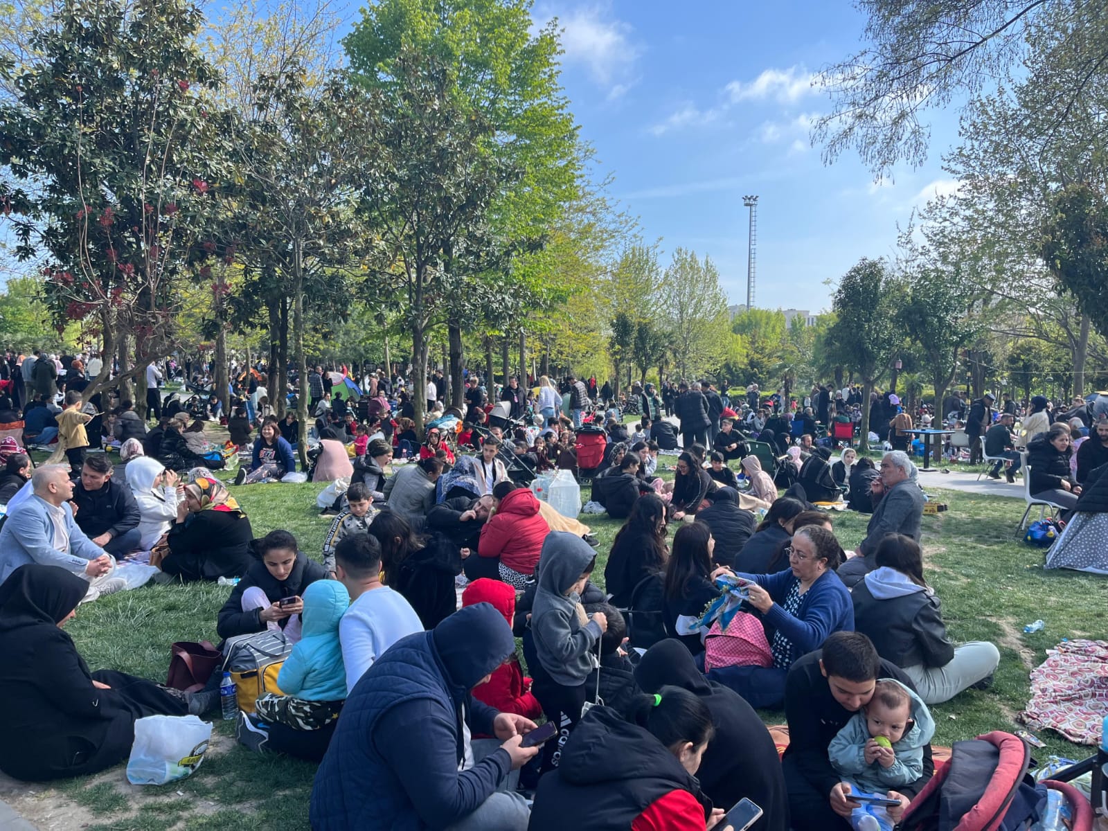 HALK SOKAĞA DÖKÜLDÜ! TRAFİK FELÇ OLDU, PARKLAR HINCA HINÇ DOLDU