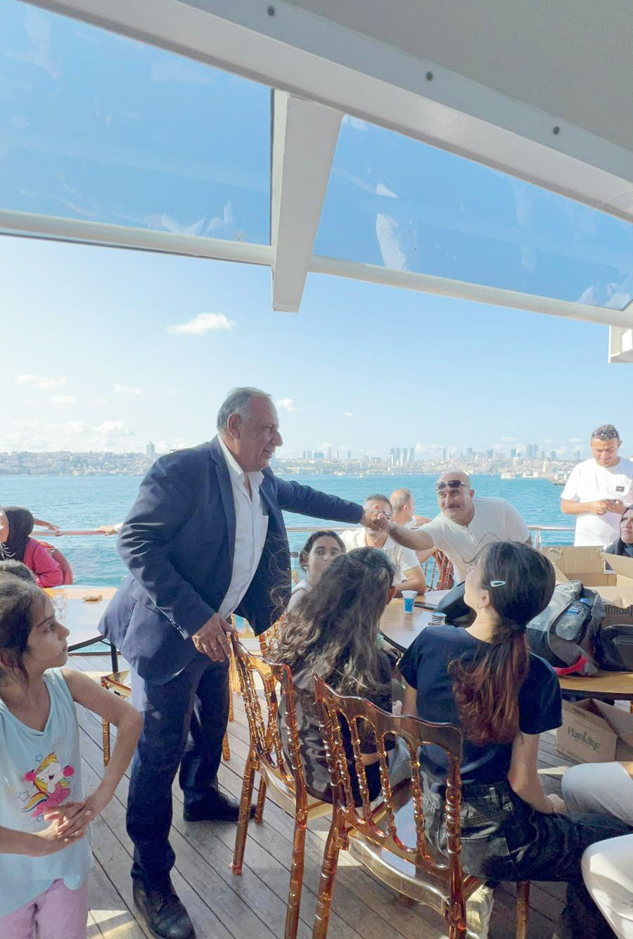 Orhan Onur’dan hemşerilerine Boğaz keyfi!