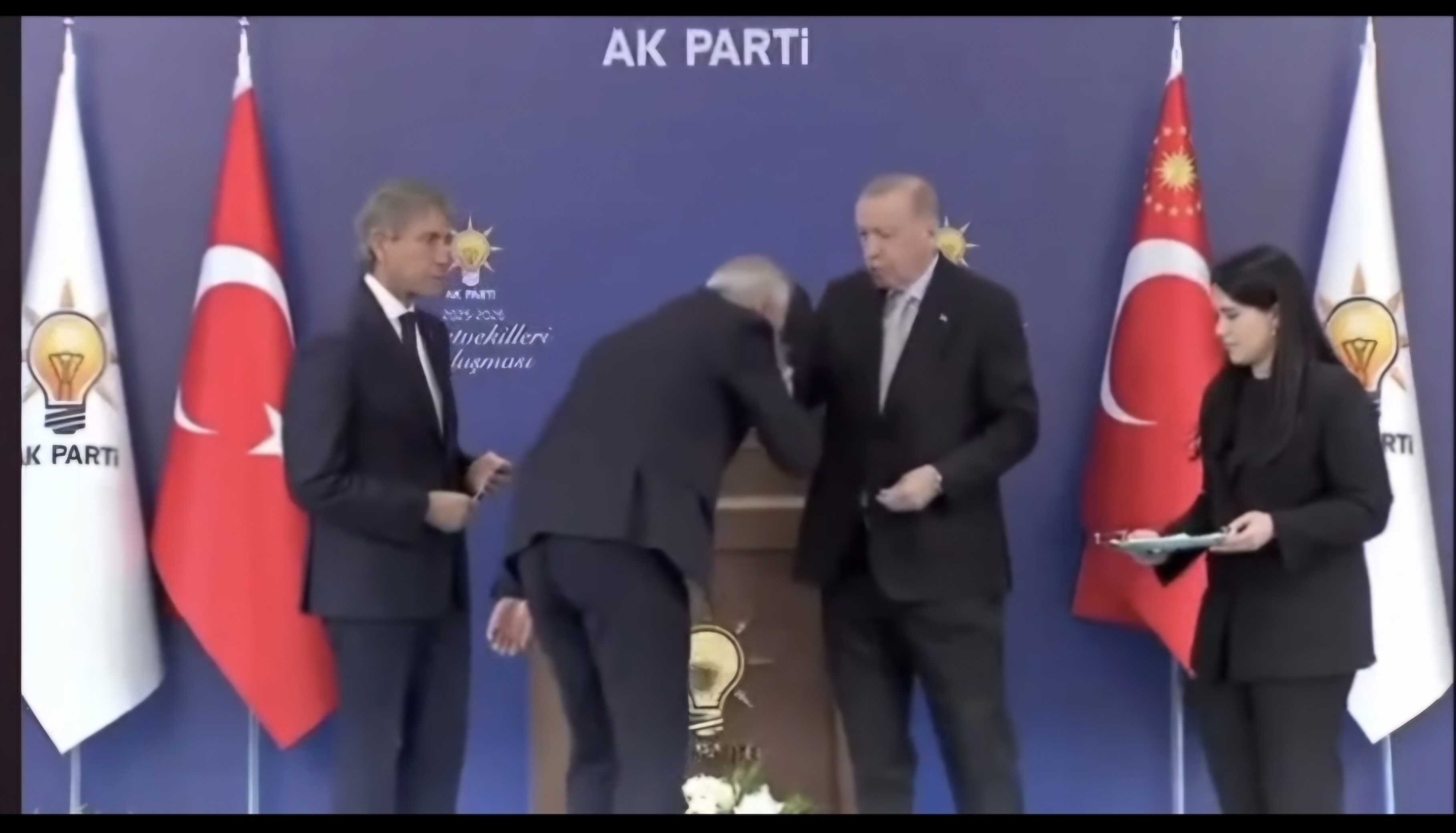 GÖKHAN BUDAK, RTE’NİN  ELİNİ ÖPEREK AK PARTİ’YE KATILDI